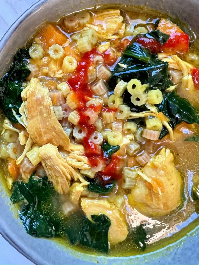 Una sopa nutritiva, suau i plena de gust, ideal per entrar en calor i cuidar el cos els dies freds.